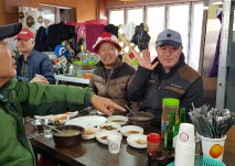 가을나들이 중 점심식사를 하고있는 모습1