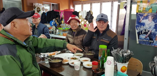 가을나들이 중 점심식사를 하고있는 모습1
