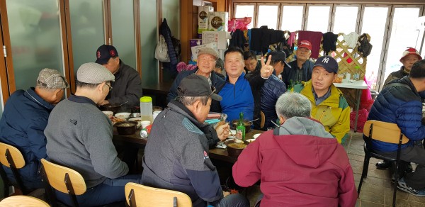 가을나들이 중 점심식사를 하고있는 모습2