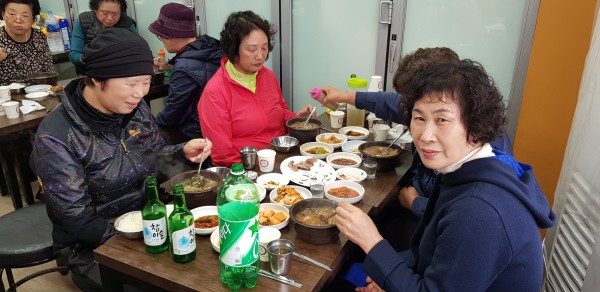 가을나들이 중 점심식사를 하고있는 모습3