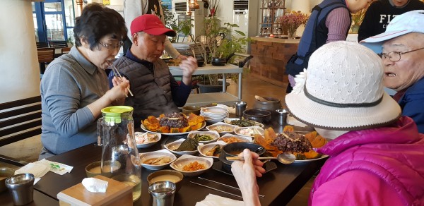 점심식사를 하고있는 모습