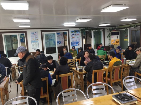 점심식사가 진행되고있는 식당의 내부모습