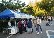 먹거리 부스를 운영하고 있는 사진