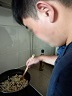 남자 훈련생이 후라이팬에서 파스타를 볶고있다.
