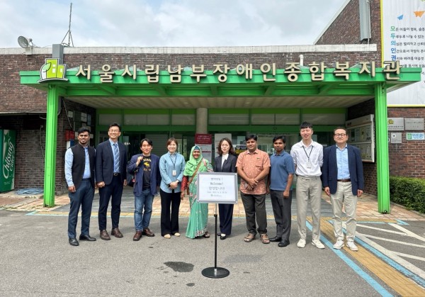 서울시립남부장애인종합복지관 앞 단체 사진