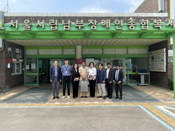 서울시립남부장애인종합복지관 앞 단체 사진 2