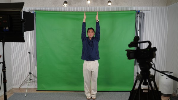몸으로 1을 표현한 사진