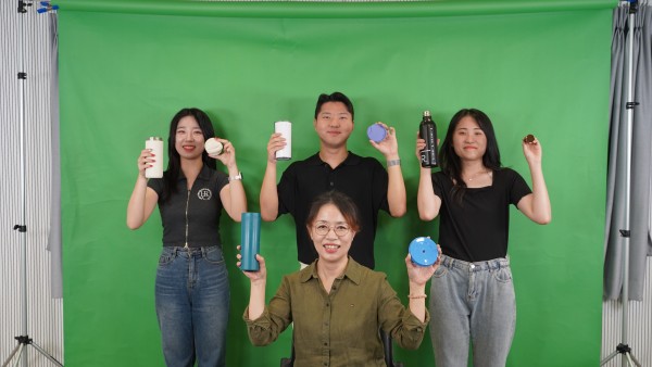 단체로 텀블러로 1과 0을 표현한 사진