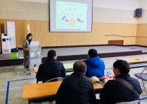 성과공유회에 참석한 지역주민 활동가들이 앉아서 함께 이야기를 듣고 있는 모습