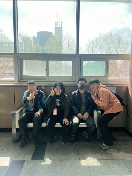 신대방역에서 지하철을 기다리며 찍은 사진 신대방역에서 지하철을 기다리며 찍은 사진
