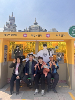개나리꽃을 배경으로 노란 버스정류장에서 찍은 사진 개나리꽃을 배경으로 노란 버스정류장에서 찍은 사진