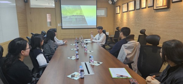 기관 견학 담당자 김용민 사회복지사가 제주DPI 직원들한테 기관 소개를 하고 있다.