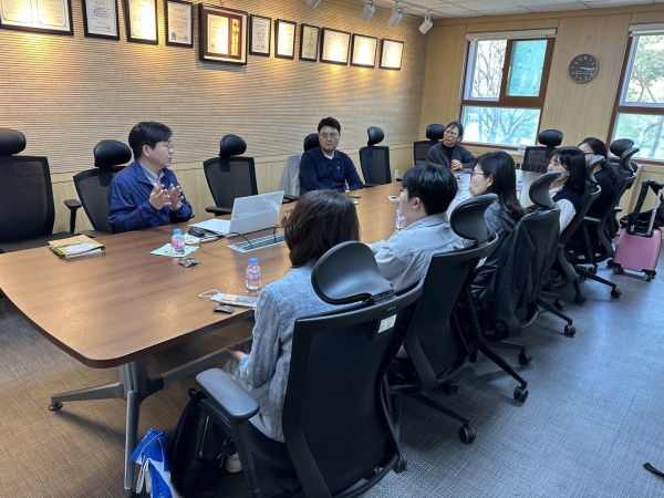 사회서비스센터 최승혁 센터장이 제주DPI 직원들과 함께 장애인활동지원사업 관련 논의를 하고 있다.