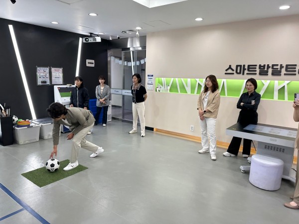 협의회 위원이 스마트 발달트레이닝센터를 체험하고 있다.