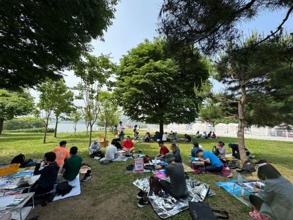 평생학습반 참여자들이 여러가지 색깔의 한강을  표현하는 모습.