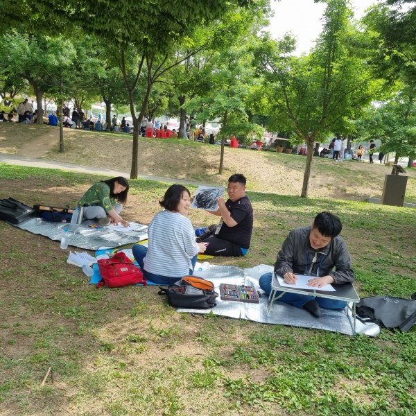 행복한 미소로 한강을 그리는 모습