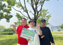 3명의 참여자가 그림을 제출한 후 활짝 웃는 모습