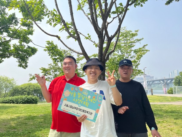 3명의 참여자가 그림을 제출한 후 활짝 웃는 모습