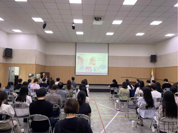 인권교육을 듣고있는 직원 전체 사진