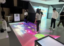 행복한우리복지관 담당자들이 스마트 발달트레이닝센터 XR 액션 플로어를 체험하고 있다.