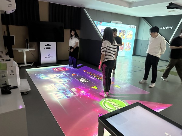 행복한우리복지관 담당자들이 스마트 발달트레이닝센터 XR 액션 플로어를 체험하고 있다.