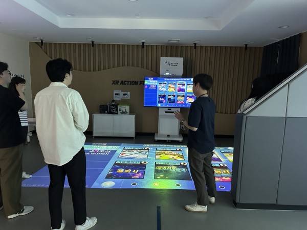 여가가족지원팀 조문기 팀장이 XR 액션 플로어 기기를 설명하고 있다.