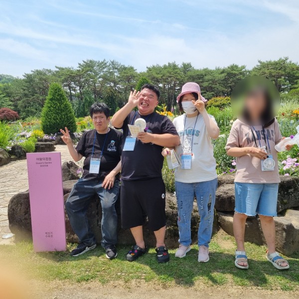 4명의 참여자가  같이 즐거워 하는 모습