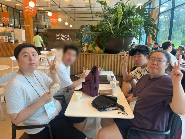 카페에서 간식을 기다리는 모습