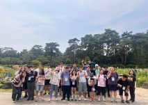 벽초치 수목원을 배경으로 평생교육반 참여자와 담당자가 함께하는  사진 