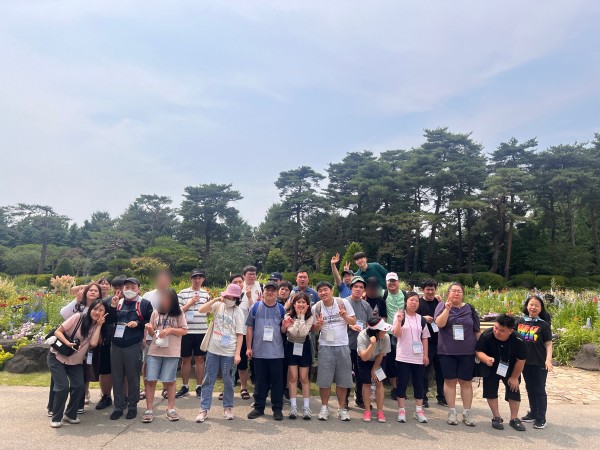 벽초치 수목원을 배경으로 평생교육반 참여자와 담당자가 함께하는  사진