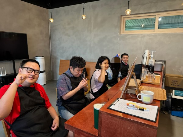 커피 나눔 행사 직전 참여자들과 화이팅을 외치며 준비하는 모습