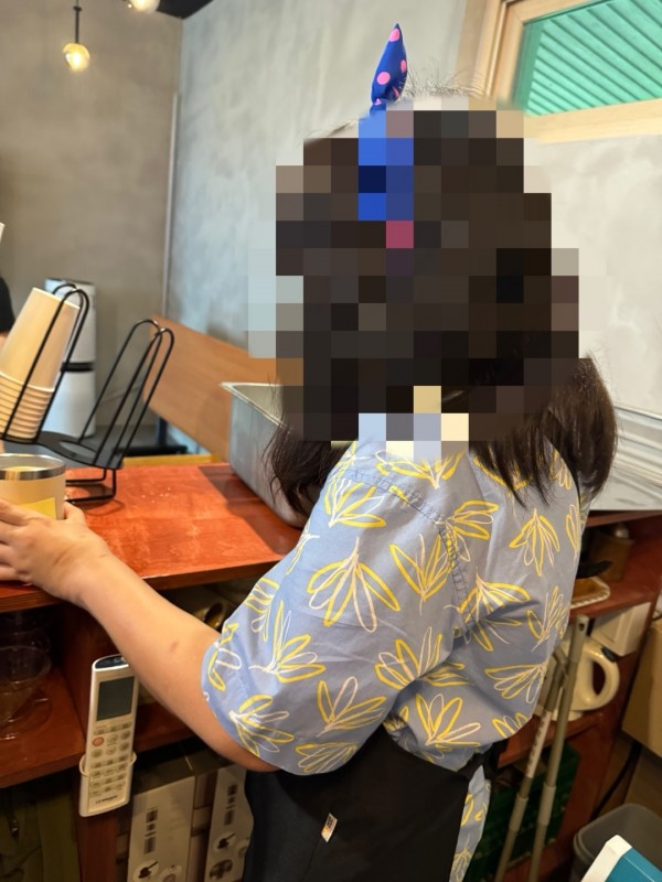 참여자가 컵에 얼음을 담는 모습