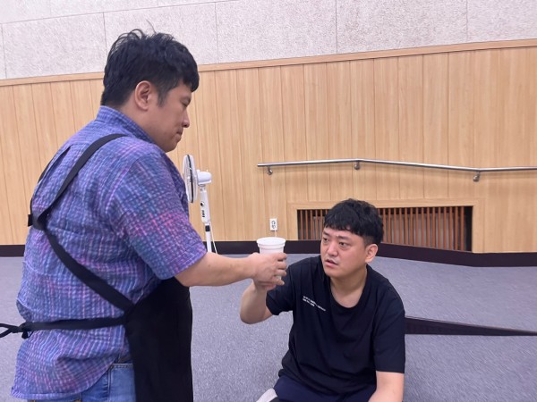 참여자가 만들어진 커피를 전달하는 모습