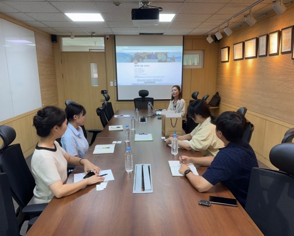 평생학습지원팀 이수영 팀장이 홀트강동복지관 사회복지사들과 평생교육 등과 관련하여 논의하고 있다.