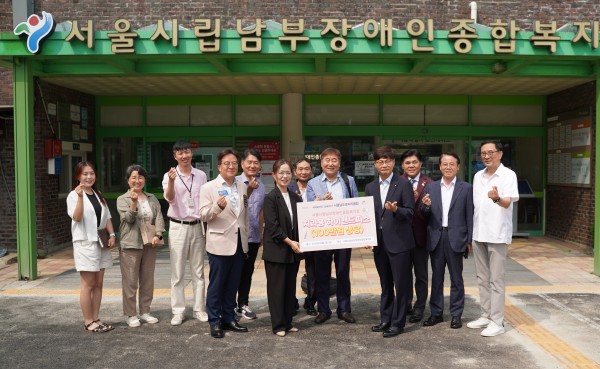 복지관에서 후원물품 전달식을 진행하고 있습니다.