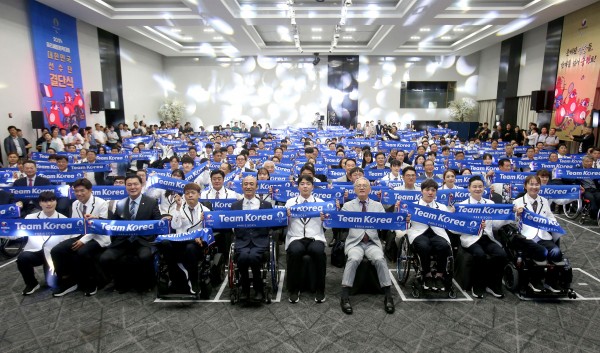 8월 12일 서울올림픽파크텔에서 열린 2024 파리 패럴림픽대회 대한민국 선수단 결단식 단체 기념촬영