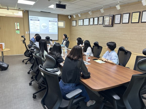 사람중심실천팀 최새롬 팀장이 전라남도장애인종합복지관 관계자들과 논의하고 있다.