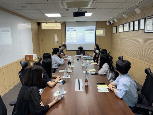 사람중심실천팀 최새롬 팀장이 전라남도장애인종합복지관 관계자들과 논의하고 있다.