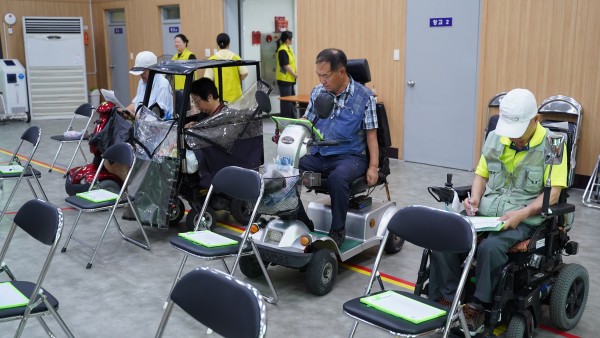 퀴즈대회 시작 전 본인의 자리에서 문제집과 예상문제집을 뚫어져라 보고 있는 참여자들의 모습