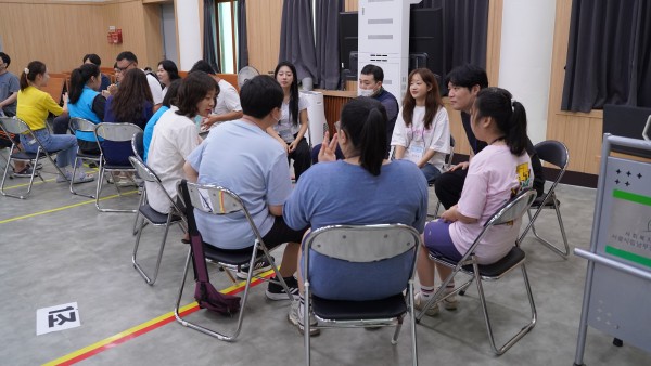 참여자와 직원들이 서로 자기소개를 하는 사진
