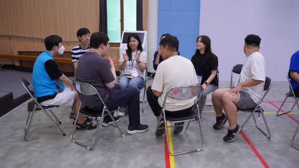 참여자와 직원들이 서로 자기소개를 하는 사진