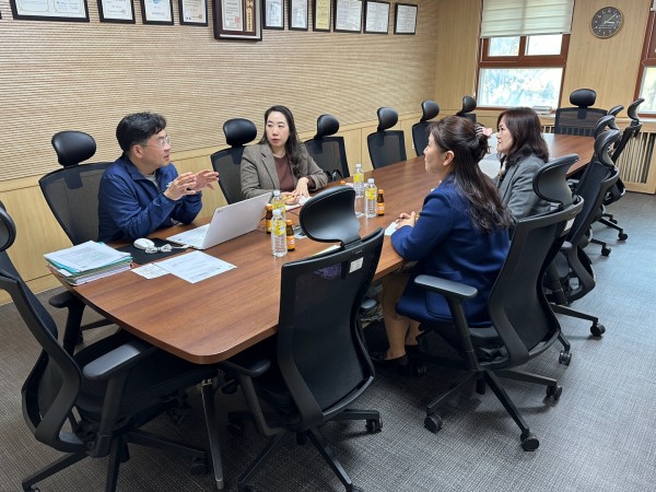 사회서비스센터 최승혁 센터장이 인천광역시서구장애인종합복지관 관계자들과 논의하고 있다.