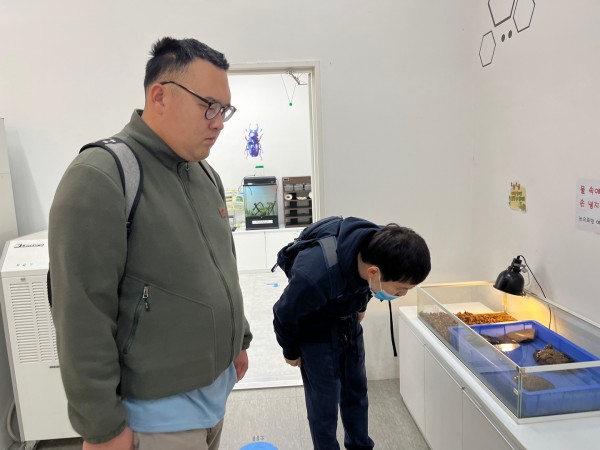 곤충체험박물관에 있는 동물을 구경하고 있는 참여자 사진