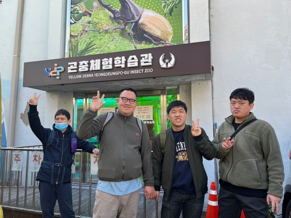 YDP곤충체험박물관 앞에서 찍은 함께 누림반 단체사진