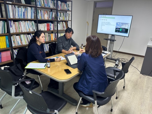 기획정책연구팀 김은화 팀장이 서울시청소년상담복지센터 직원들과 장애청소년 연계와 관련하여 논의하고 있다.