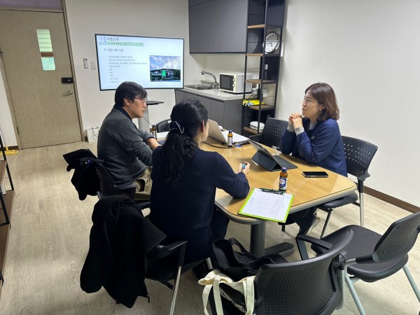 기획정책연구팀 김은화 팀장이 서울시청소년상담복지센터 직원들과 장애청소년 연계와 관련하여 논의하고 있다.