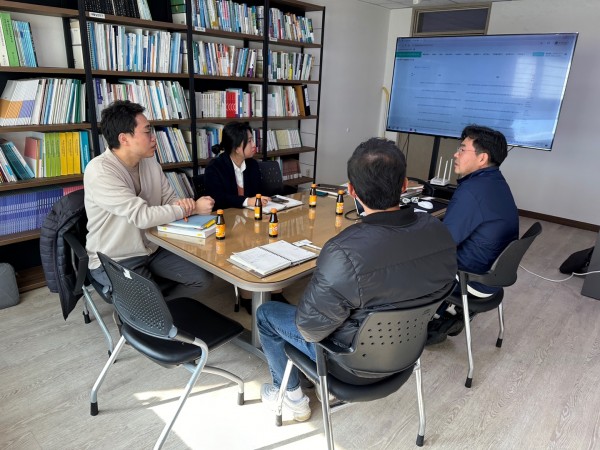 최승혁 센터장이 활동보조지원사업에 관련하여 인천광역시중구장애인복지관 관계자들에게 설명하고 있다.