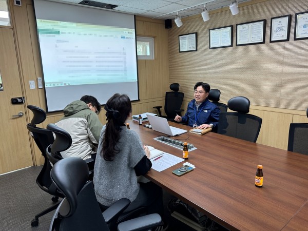 최승혁 센터장이 활동보조지원사업에 관련하여 서울장애인부모연대 송파지회 관계자들에게 설명하고 있다.
