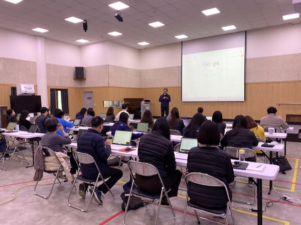 소셜프리즘 김종원 대표가 구글 워크스페이스 관련 교육을 진행하고 있다.