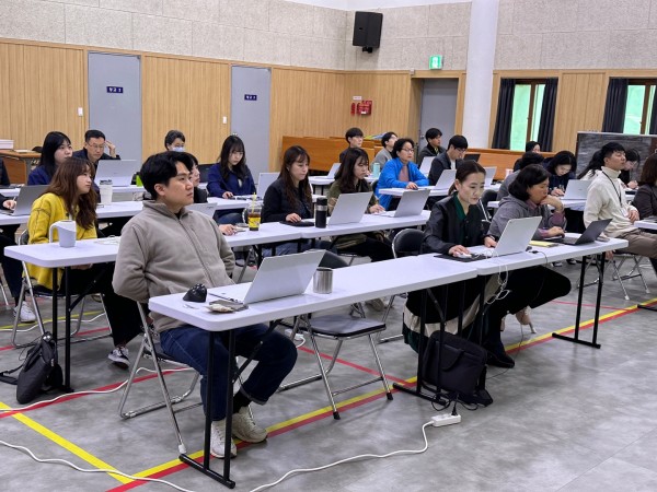 서울시립남부장애인종합복지관 직원들이 교육을 들으며 노트북으로 실습을 하고 있다.